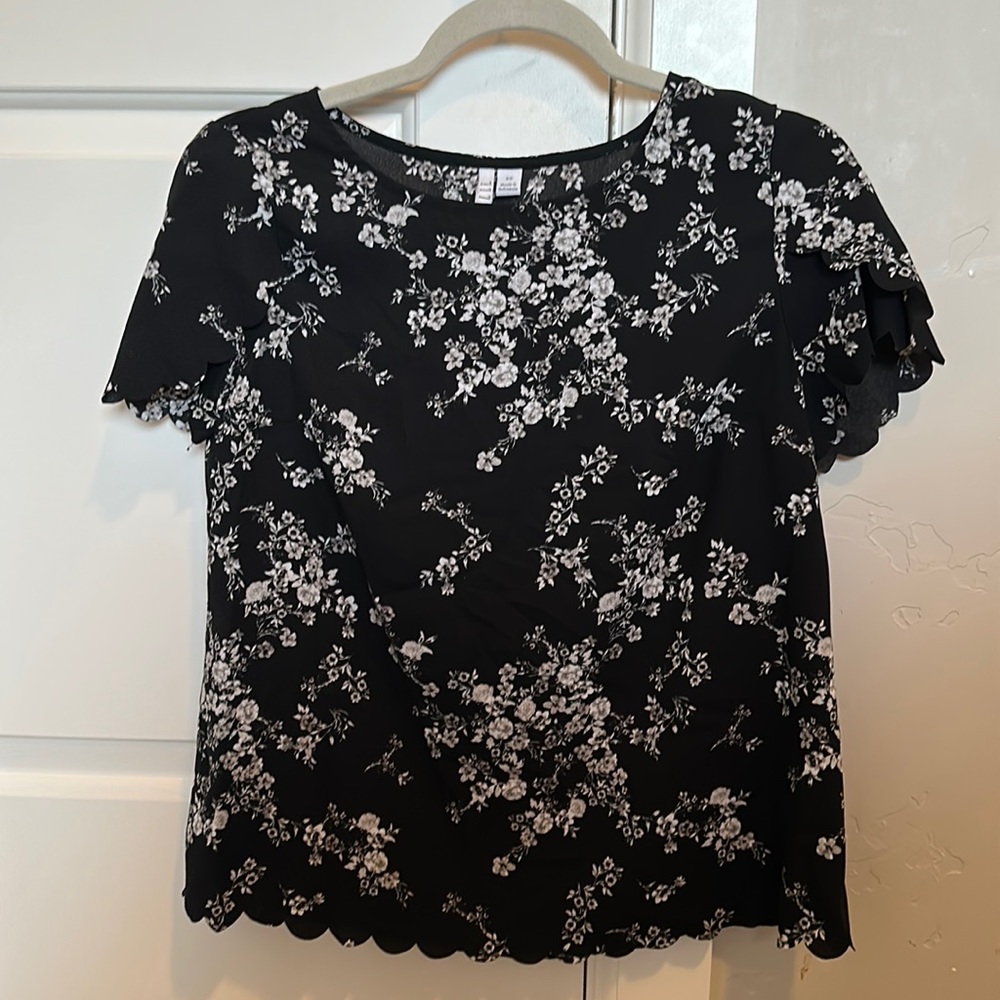 Black and white flower shirt/blouse